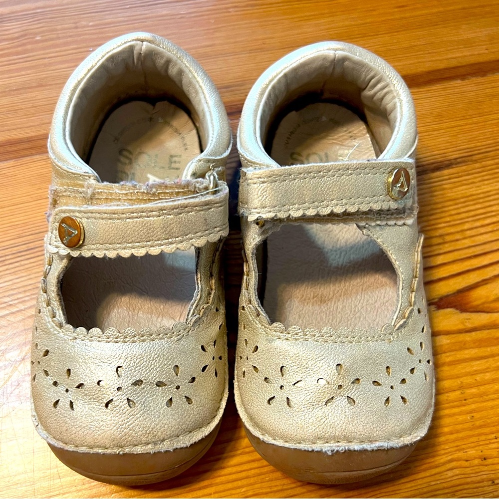 Sole Play Sparkle Mary Jane Flats, Toddler Girl's Size 6 M, Gold good condition